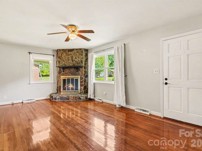 428 Frank Drive, Charlotte, NC 28215.  MLS# CAR4373061, YatesRealty ID 19585. 