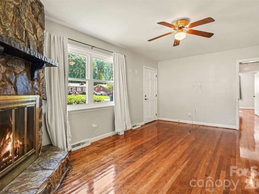 428 Frank Drive, Charlotte, NC 28215.  MLS# CAR4373061, YatesRealty ID 19585. 