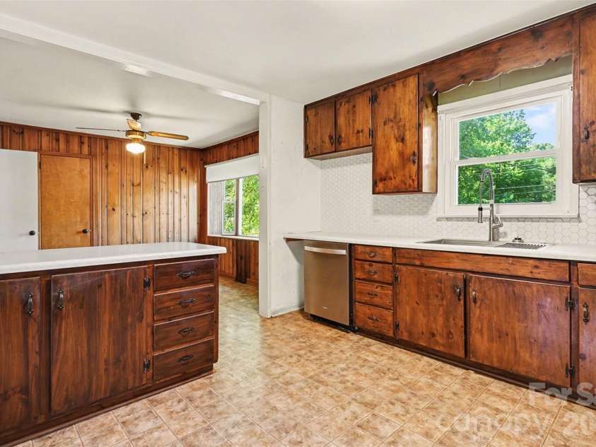 428 Frank Drive, Charlotte, NC 28215.  MLS# CAR4373061, YatesRealty ID 19585. 