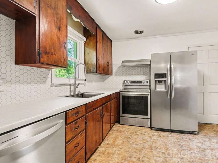 428 Frank Drive, Charlotte, NC 28215.  MLS# CAR4373061, YatesRealty ID 19585. 
