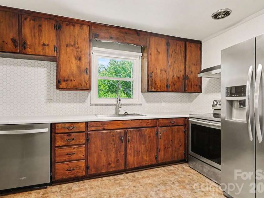 428 Frank Drive, Charlotte, NC 28215.  MLS# CAR4373061, YatesRealty ID 19585. 