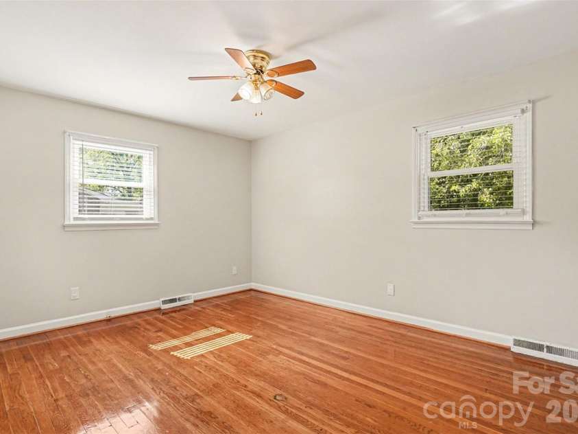 428 Frank Drive, Charlotte, NC 28215.  MLS# CAR4373061, YatesRealty ID 19585. 