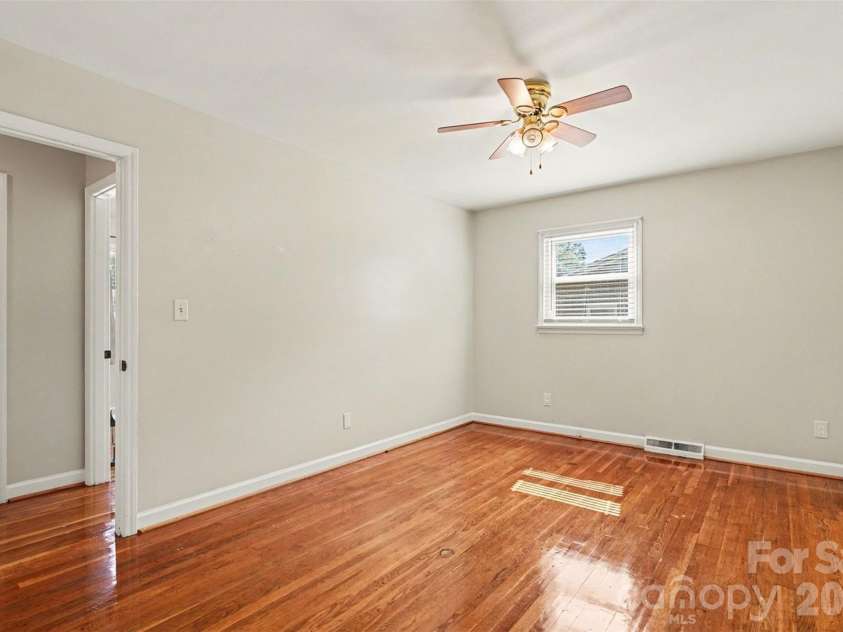 428 Frank Drive, Charlotte, NC 28215.  MLS# CAR4373061, YatesRealty ID 19585. 