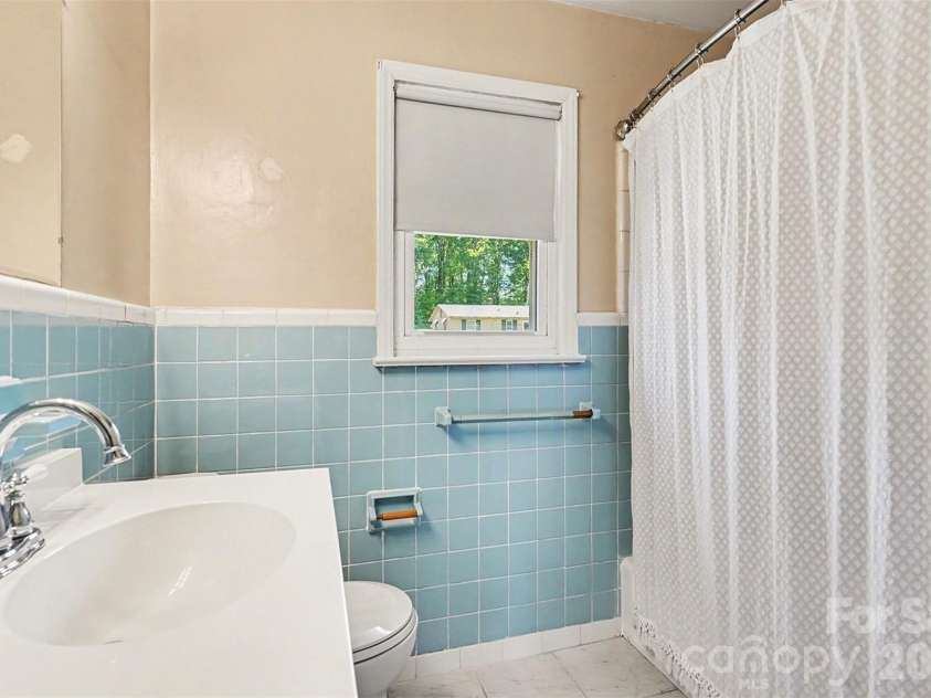 428 Frank Drive, Charlotte, NC 28215.  MLS# CAR4373061, YatesRealty ID 19585. 