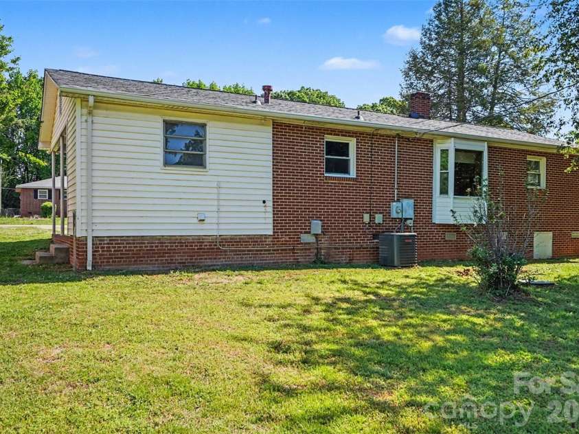 428 Frank Drive, Charlotte, NC 28215.  MLS# CAR4373061, YatesRealty ID 19585. 