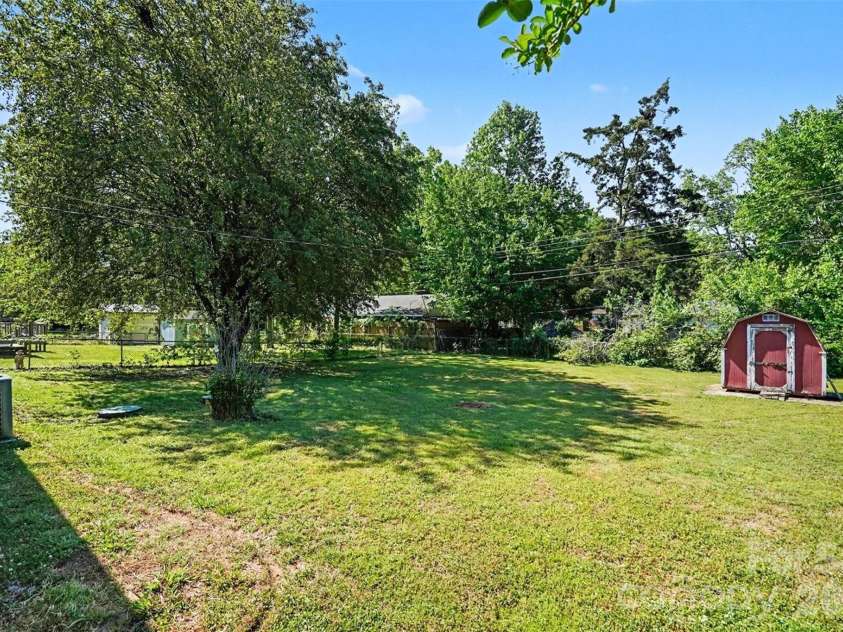 428 Frank Drive, Charlotte, NC 28215.  MLS# CAR4373061, YatesRealty ID 19585. 
