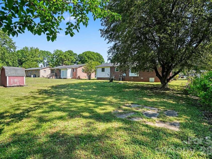 428 Frank Drive, Charlotte, NC 28215.  MLS# CAR4373061, YatesRealty ID 19585. 