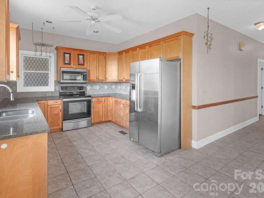 46356 Chase Point Drive, Norwood, NC 28128.  MLS# CAR4369665, YatesRealty ID 19586. Kitchen
