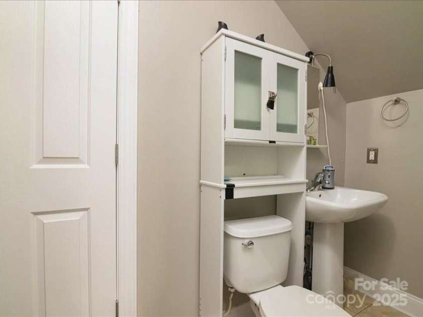 9913 Hazelview Drive, Charlotte, NC 28277.  MLS# CAR4260029, YatesRealty ID 19586. 3rd Floor Bonus Bathroom