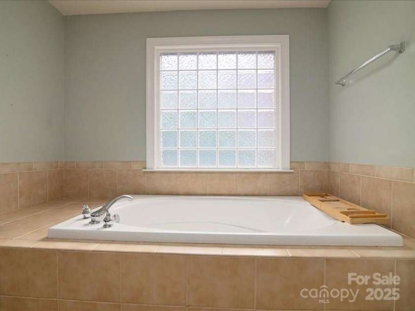 9913 Hazelview Drive, Charlotte, NC 28277.  MLS# CAR4260029, YatesRealty ID 19586. 