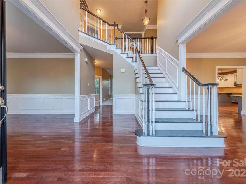 9913 Hazelview Drive, Charlotte, NC 28277.  MLS# CAR4307584, YatesRealty ID 19586. Grand Enterance