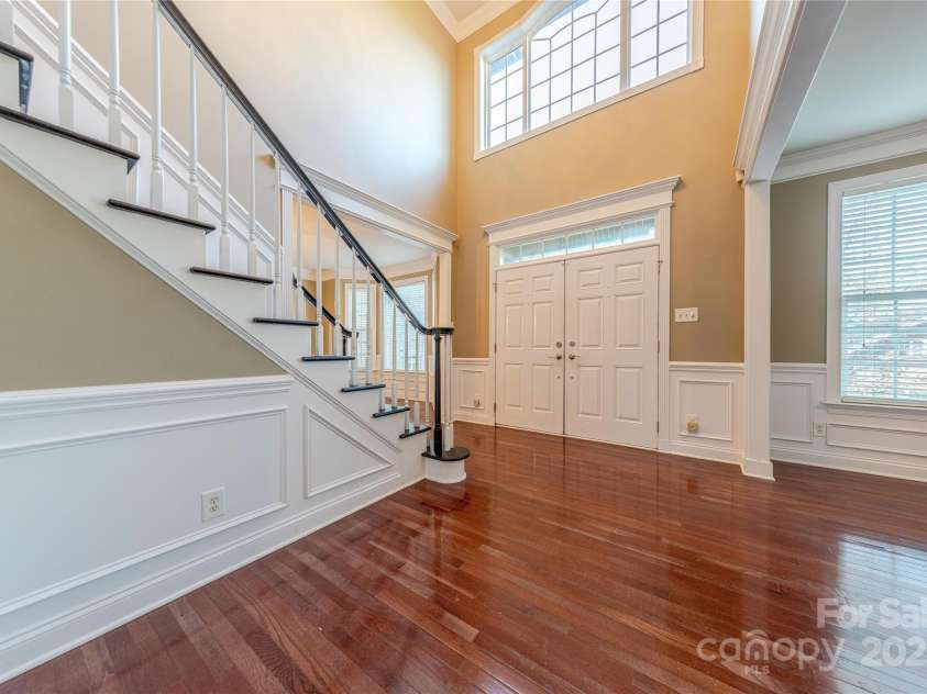 9913 Hazelview Drive, Charlotte, NC 28277.  MLS# CAR4307584, YatesRealty ID 19586. Light Filled Foyer
