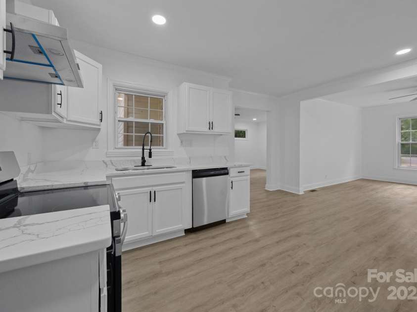 442 Lovelace Road, Rock Hill, SC 29730.  MLS# CAR4269453, YatesRealty ID 19590. Kitchen