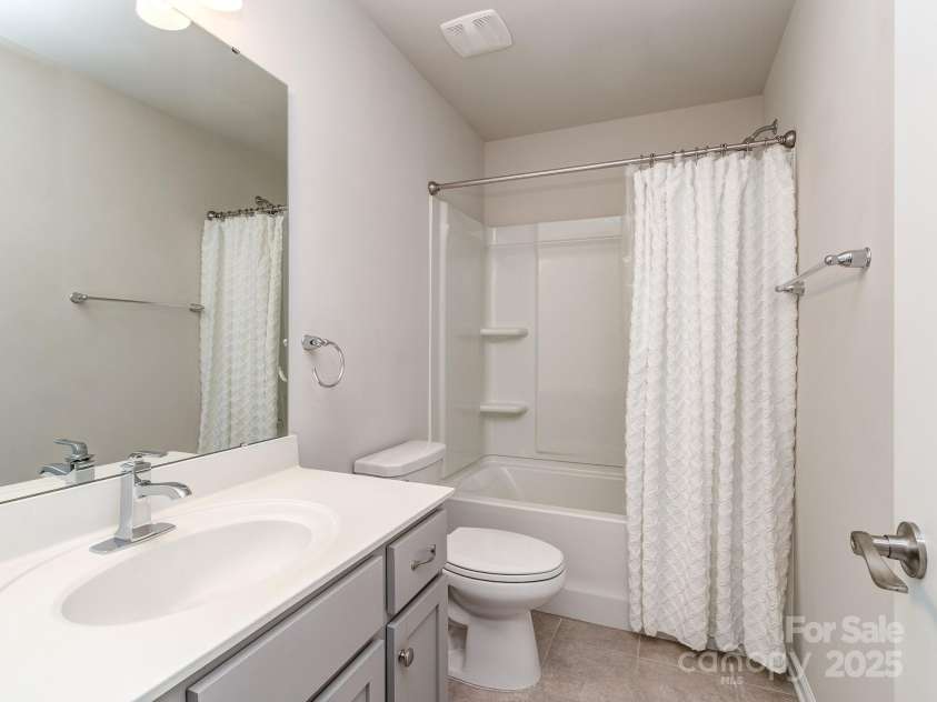 12214 Ardrey Park Drive, Charlotte, NC 28277.  MLS# CAR4247491, YatesRealty ID 19591. 3rd floor full bath.