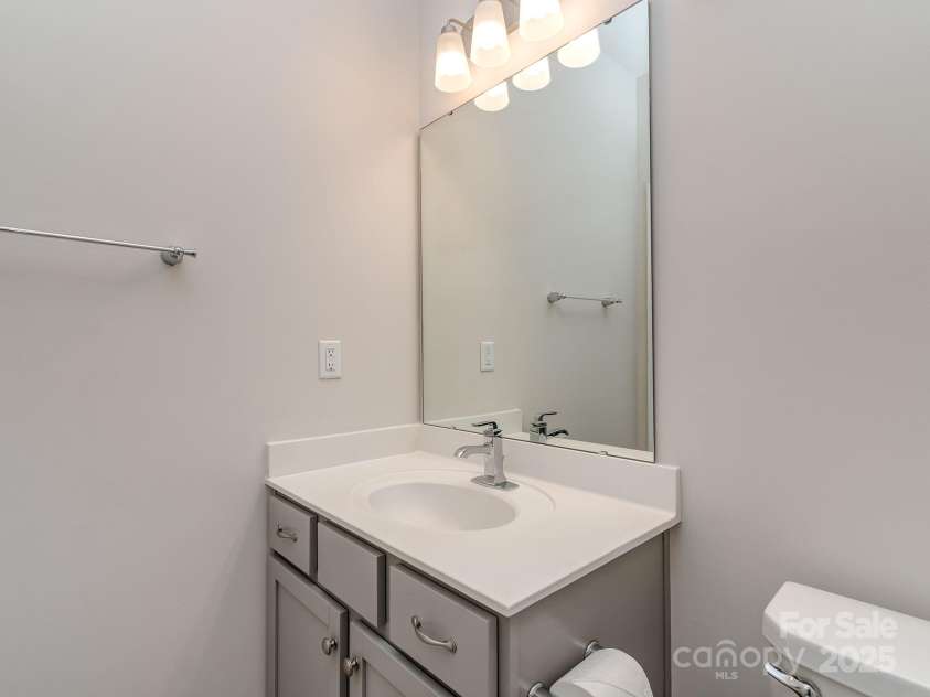 12214 Ardrey Park Drive, Charlotte, NC 28277.  MLS# CAR4247491, YatesRealty ID 19591. Full bath on main level.
