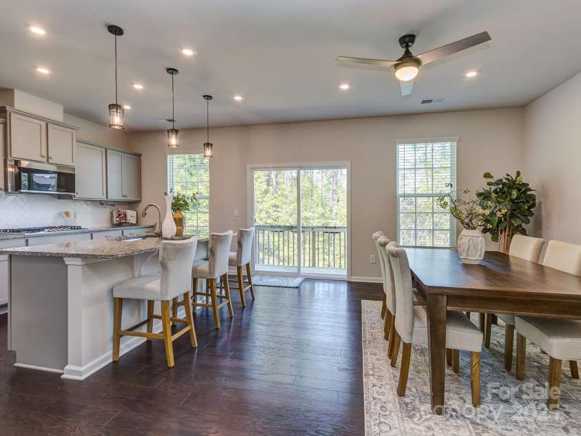 12214 Ardrey Park Drive, Charlotte, NC 28277.  MLS# CAR4247491, YatesRealty ID 19591. Kitchen & dining area with tone-on-tone colors