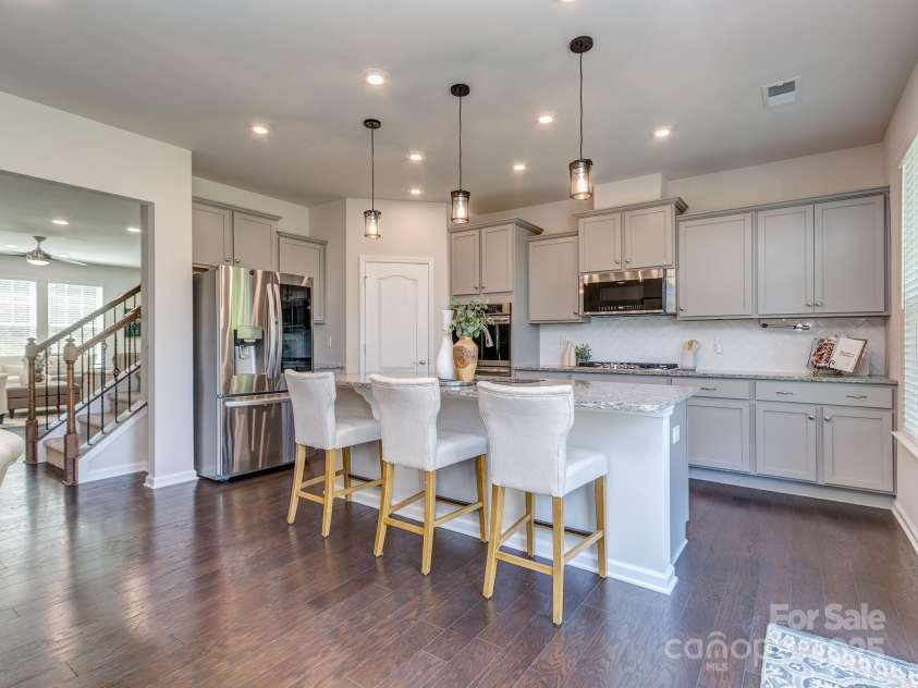 12214 Ardrey Park Drive, Charlotte, NC 28277.  MLS# CAR4247491, YatesRealty ID 19591. Light, bright neutral colors.