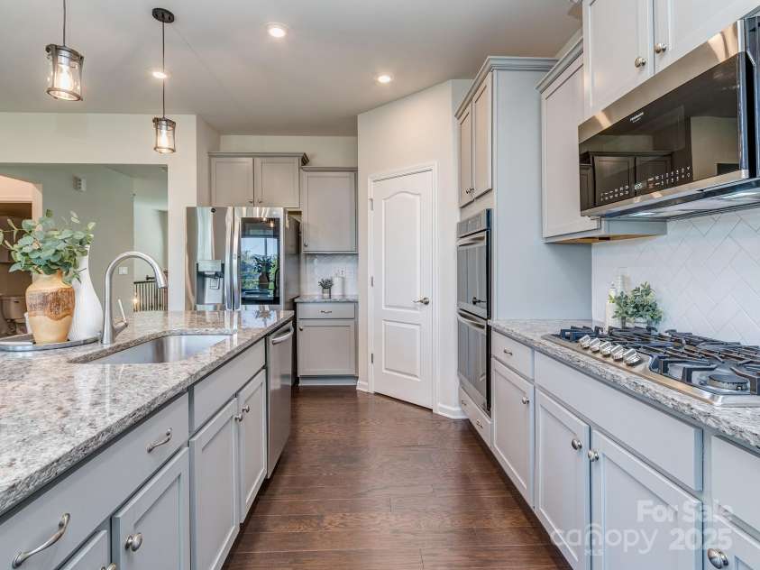 12214 Ardrey Park Drive, Charlotte, NC 28277.  MLS# CAR4247491, YatesRealty ID 19591. Subway tile back splash.