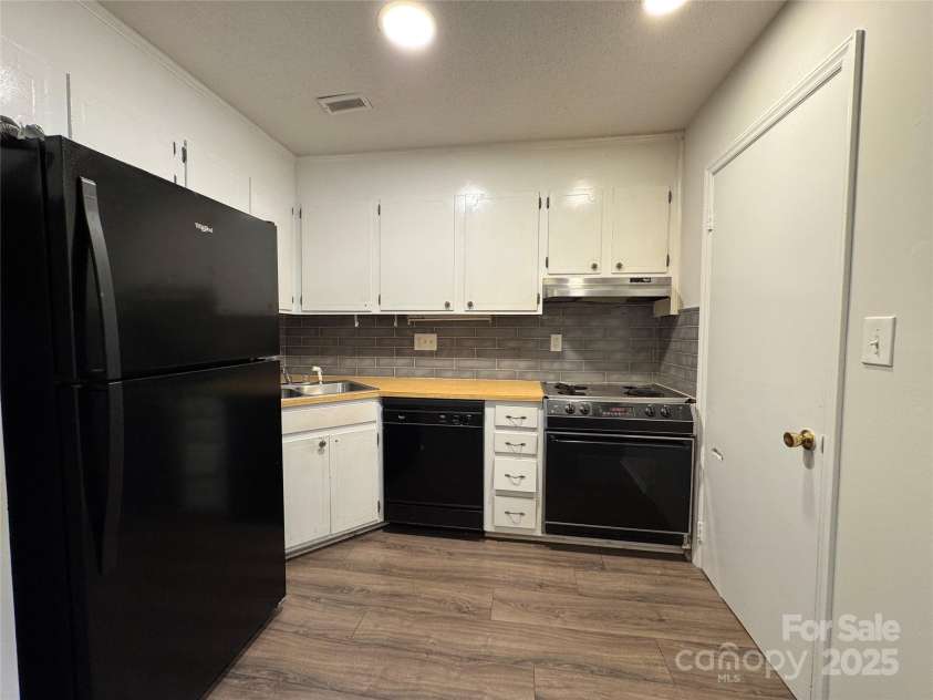 921 Nottingham Drive, Gastonia, NC 28054.  MLS# CAR4287436, YatesRealty ID 19592. 