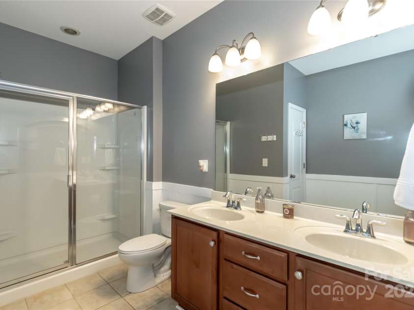 4924 Riverdale Drive, Charlotte, NC 28273.  MLS# CAR4241747, YatesRealty ID 19595. Guest Suite Full Bath