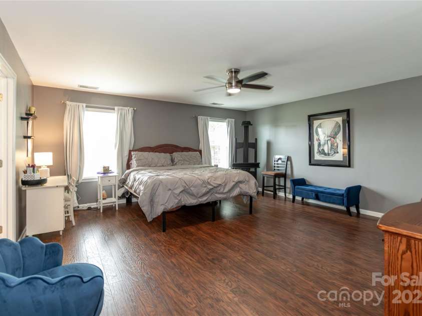 4924 Riverdale Drive, Charlotte, NC 28273.  MLS# CAR4241747, YatesRealty ID 19595. Huge Primary Suite