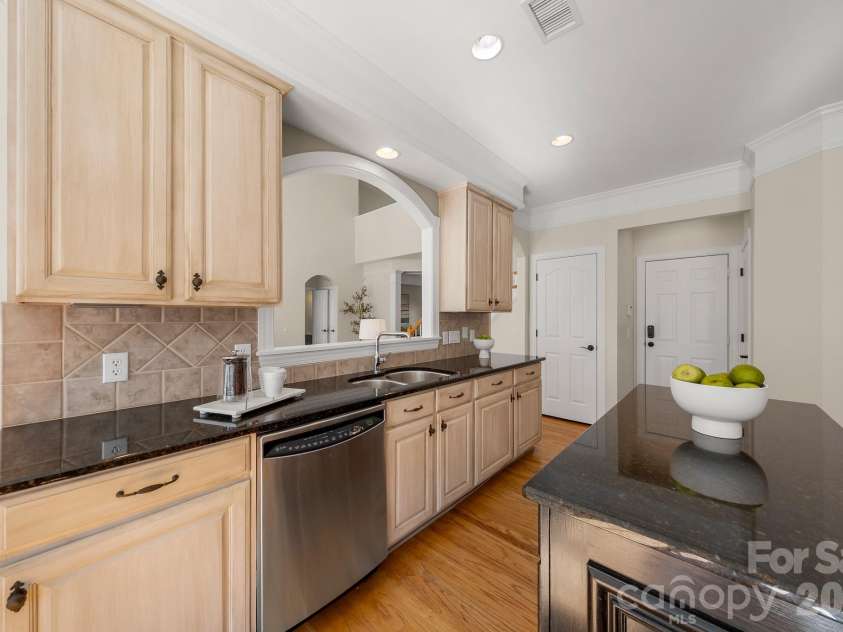 15211 Arleta Circle, Charlotte, NC 28277.  MLS# CAR4366823, YatesRealty ID 19596. 
