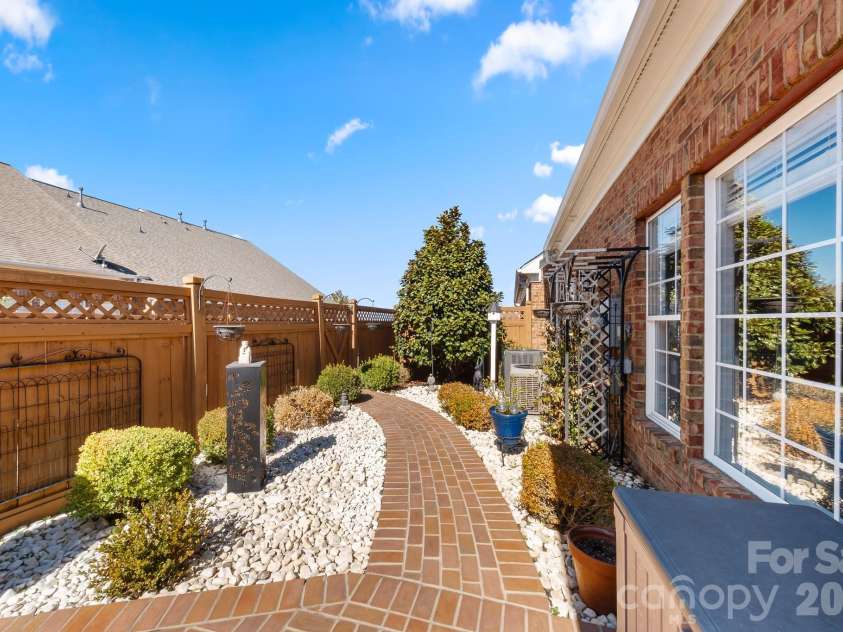 15211 Arleta Circle, Charlotte, NC 28277.  MLS# CAR4366823, YatesRealty ID 19596. 