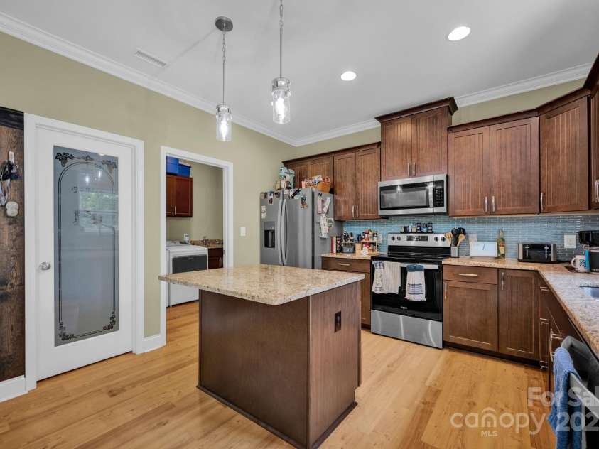 226 Stockwood Lane, Stanley, NC 28164.  MLS# CAR4264272, YatesRealty ID 19597. Kitchen Island