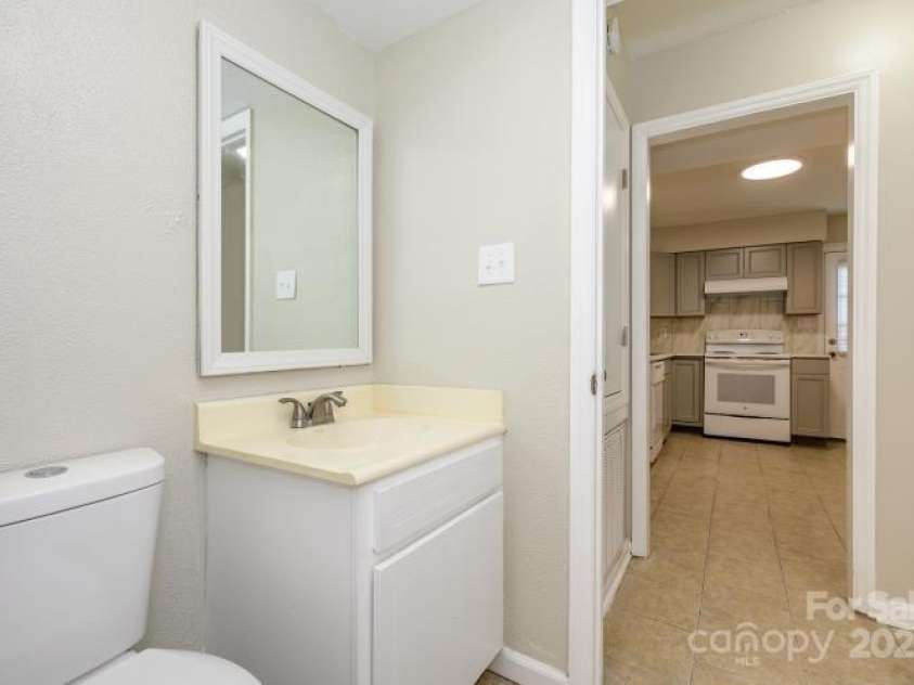 1905 Mereview Court, Charlotte, NC 28210.  MLS# CAR4255607, YatesRealty ID 19600. 