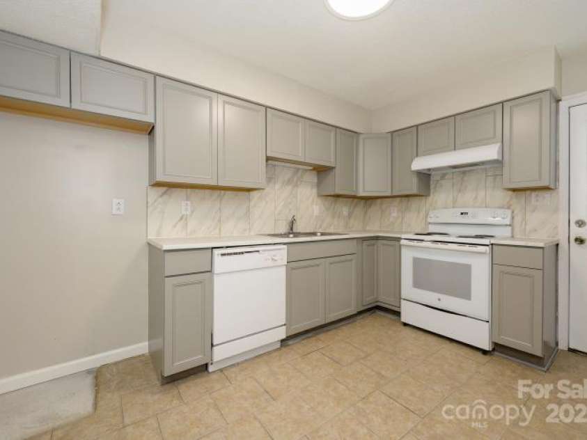 1905 Mereview Court, Charlotte, NC 28210.  MLS# CAR4255607, YatesRealty ID 19600. 