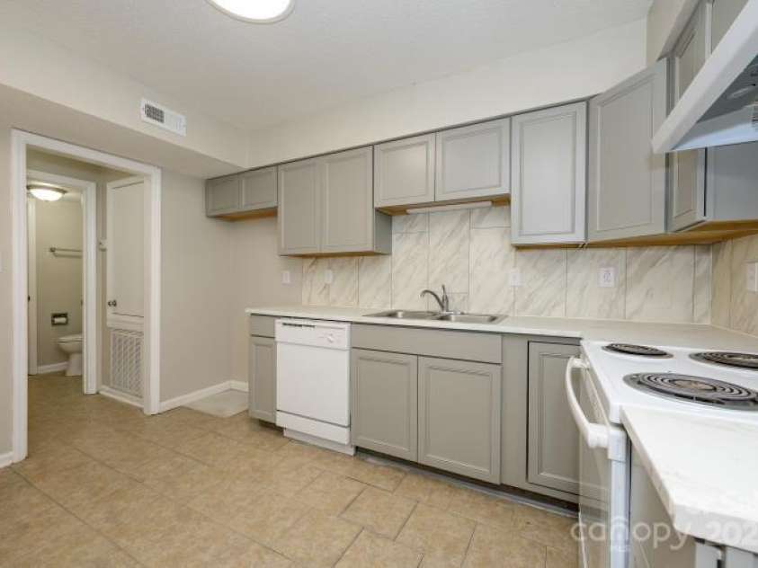 1905 Mereview Court, Charlotte, NC 28210.  MLS# CAR4255607, YatesRealty ID 19600. 