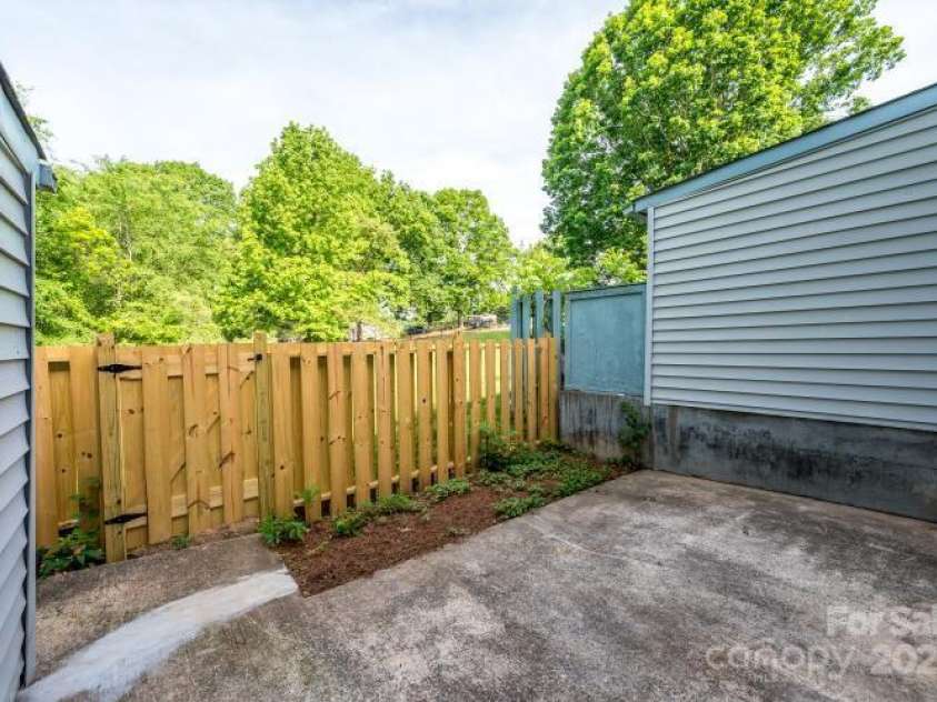 1905 Mereview Court, Charlotte, NC 28210.  MLS# CAR4255607, YatesRealty ID 19600. 