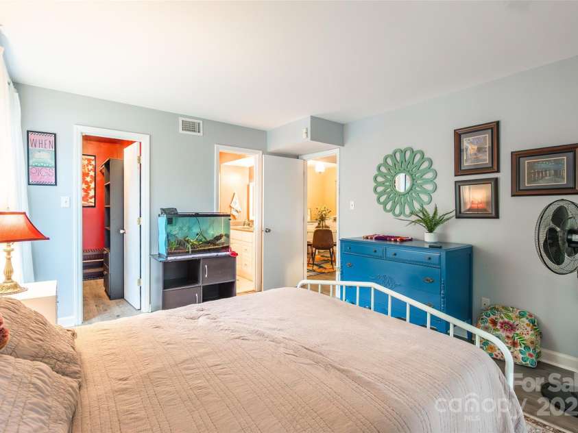 1604 Sharon Road, Charlotte, NC 28210.  MLS# CAR4291199, YatesRealty ID 19601. 