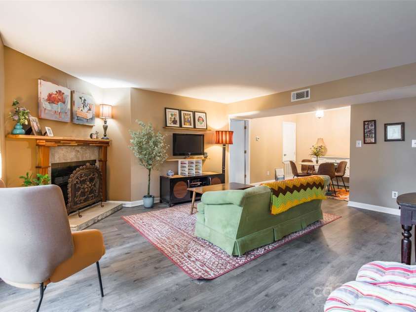 1604 Sharon Road, Charlotte, NC 28210.  MLS# CAR4291199, YatesRealty ID 19601. 
