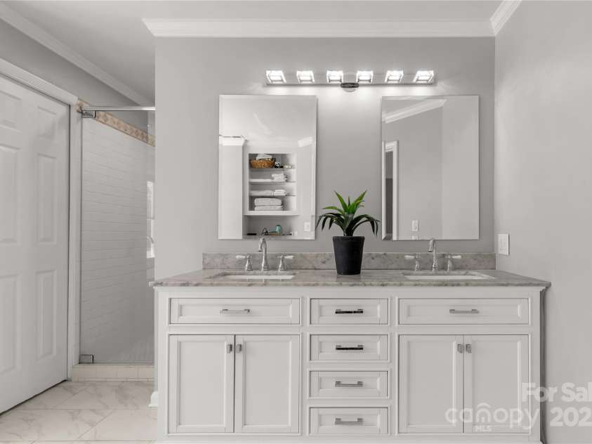 22 Honeysuckle Lane, Clover, SC 29710.  MLS# CAR4266746, YatesRealty ID 19603. Primary bath