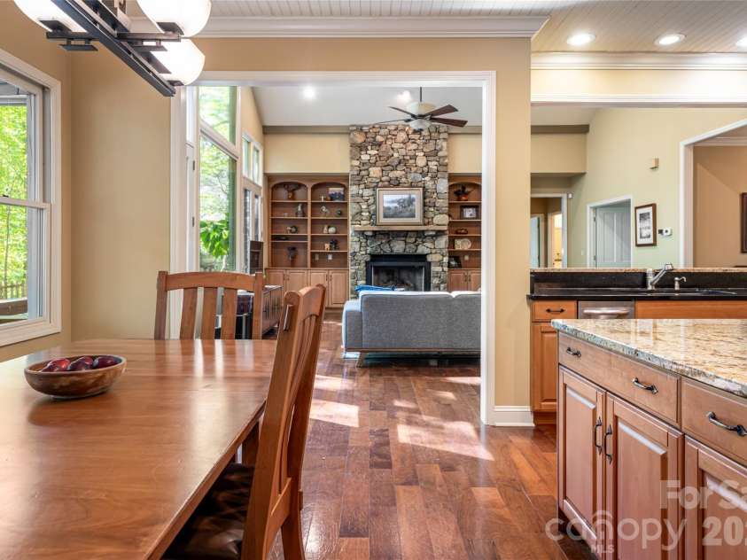 109 Little Cherokee Ridge, Hendersonville, NC 28739.  MLS# CAR4374355, YatesRealty ID 19606. Breakfast/kitchen