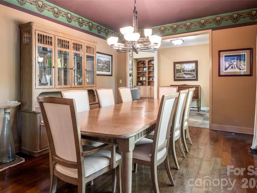 109 Little Cherokee Ridge, Hendersonville, NC 28739.  MLS# CAR4374355, YatesRealty ID 19606. Formal dining