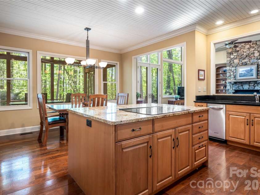 109 Little Cherokee Ridge, Hendersonville, NC 28739.  MLS# CAR4374355, YatesRealty ID 19606. Kitchen