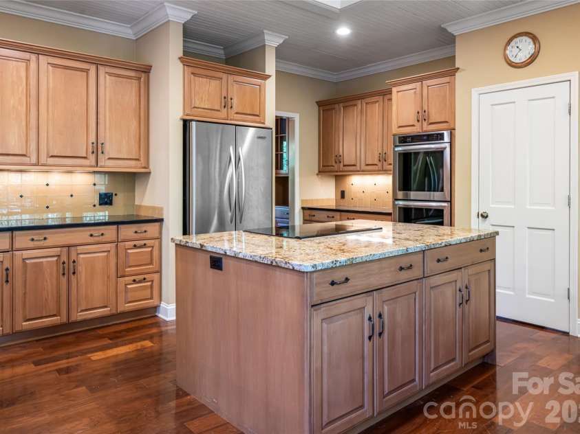 109 Little Cherokee Ridge, Hendersonville, NC 28739.  MLS# CAR4374355, YatesRealty ID 19606. Kitchen