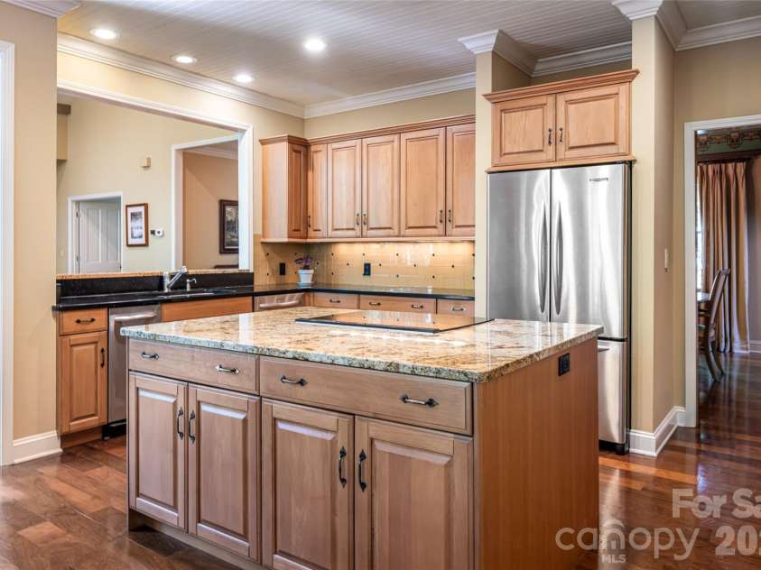 109 Little Cherokee Ridge, Hendersonville, NC 28739.  MLS# CAR4374355, YatesRealty ID 19606. Kitchen