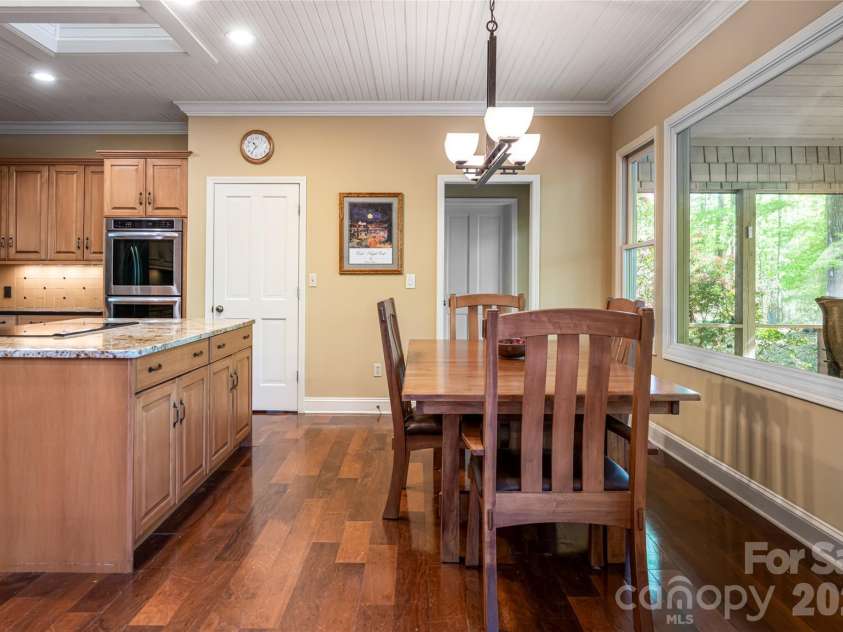 109 Little Cherokee Ridge, Hendersonville, NC 28739.  MLS# CAR4374355, YatesRealty ID 19606. Kitchen and breakfast area