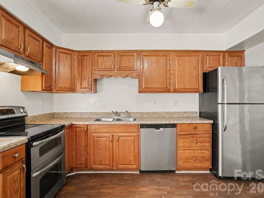 7901 Lakehouse Lane, Charlotte, NC 28210.  MLS# CAR4378130, YatesRealty ID 19607. 