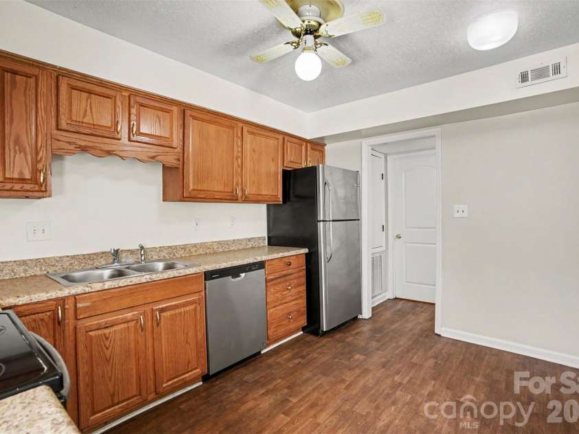 7901 Lakehouse Lane, Charlotte, NC 28210.  MLS# CAR4378130, YatesRealty ID 19607. 