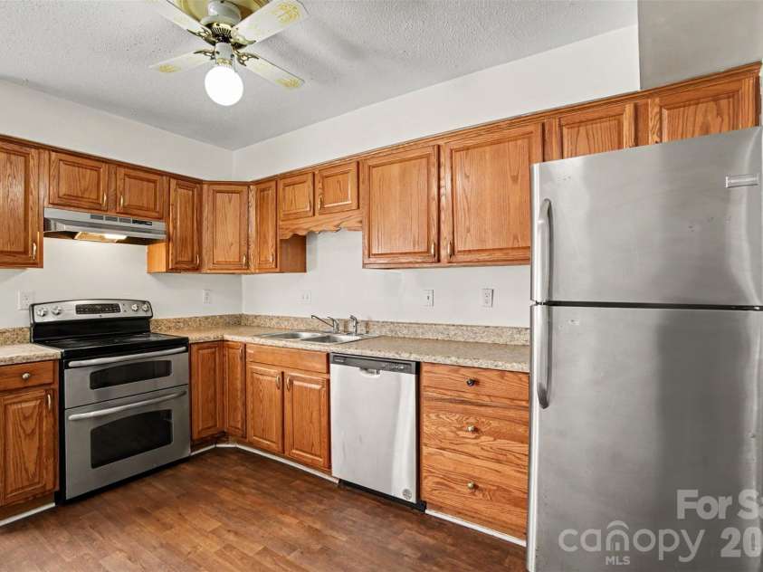 7901 Lakehouse Lane, Charlotte, NC 28210.  MLS# CAR4378130, YatesRealty ID 19607. 