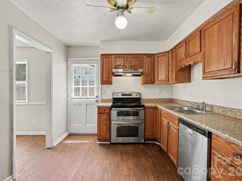 7901 Lakehouse Lane, Charlotte, NC 28210.  MLS# CAR4378130, YatesRealty ID 19607. 