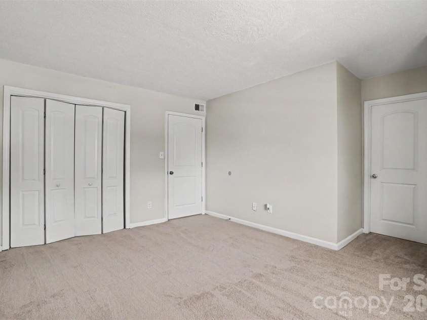 7901 Lakehouse Lane, Charlotte, NC 28210.  MLS# CAR4378130, YatesRealty ID 19607. 