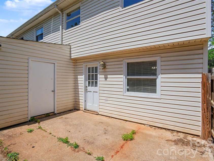 7901 Lakehouse Lane, Charlotte, NC 28210.  MLS# CAR4378130, YatesRealty ID 19607. 