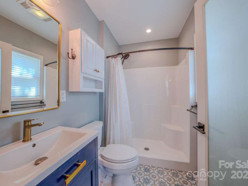 10 Clearbrook Road, Asheville, NC 28805.  MLS# CAR4238252, YatesRealty ID 19609. Full bath En Suite.
