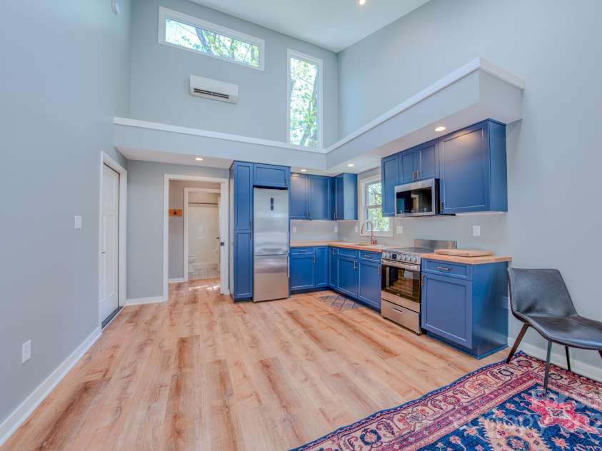 10 Clearbrook Road, Asheville, NC 28805.  MLS# CAR4238252, YatesRealty ID 19609. Full kitchen with washer r/dryer connection.