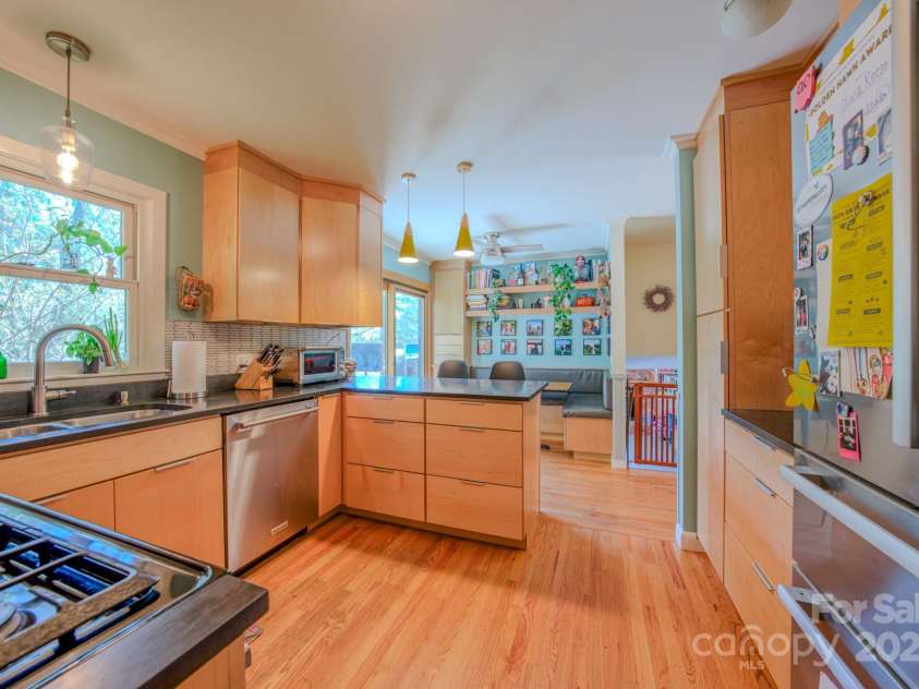 10 Clearbrook Road, Asheville, NC 28805.  MLS# CAR4238252, YatesRealty ID 19609. Kitchen area with Breakfast bar and breakfast nook.